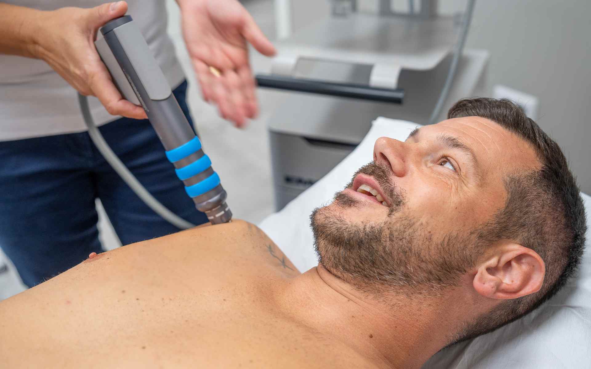 Paziente durante trattamento onde d'urto focali per dolore spalla che non passa - fisioterapia