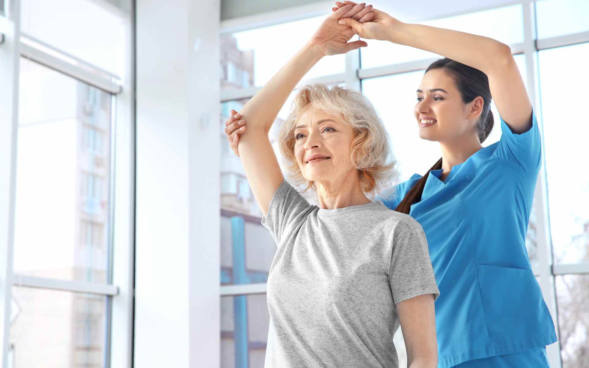 "Persona esegue esercizi di ginnastica posturale per mal di schiena lombare cronico in posizione supinaGinnastica posturale mal di schiena lombare - esercizi efficaci Centro Fisioterapia Testa